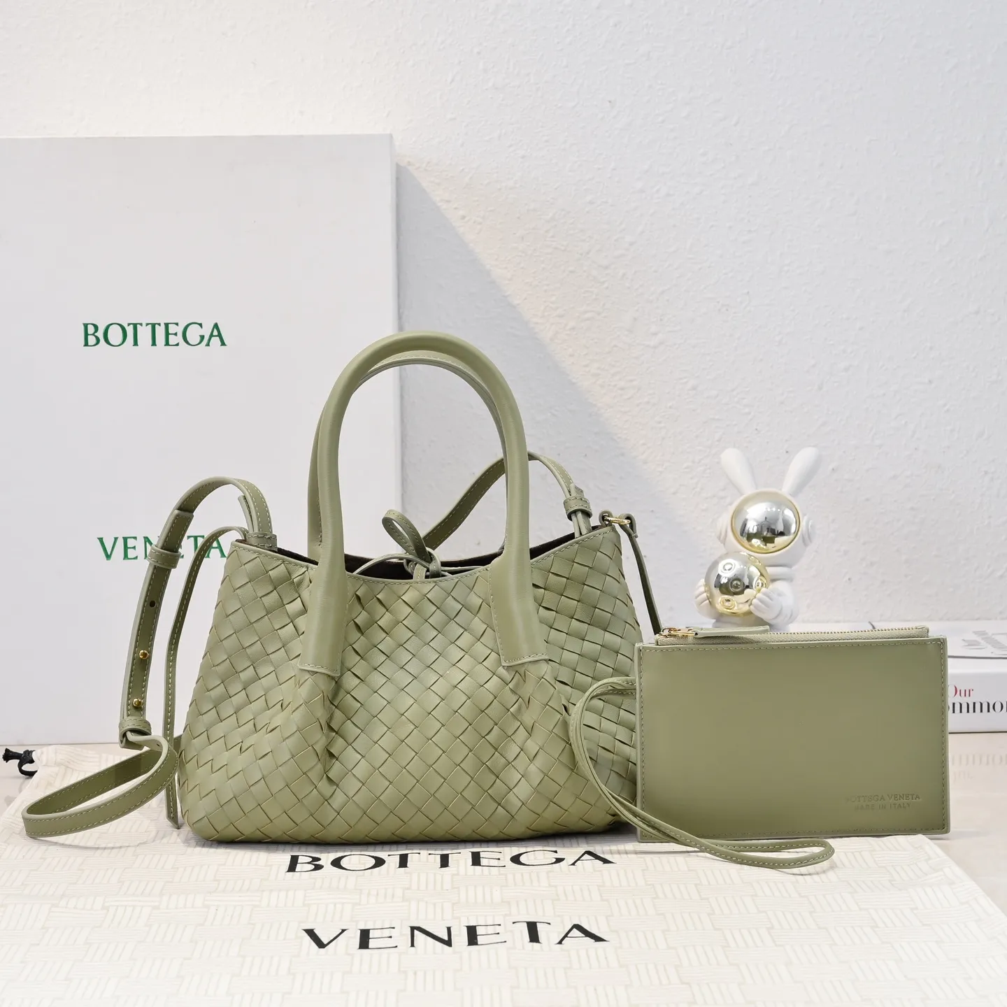Batch 1760 BOTTEGA VENETA 2025 new product pinacoteca has super soft leather, and the weaving function, practicality and relaxed fashion sense have not fallen behind❤️‍🔥Amway has given sisters a must-have bag when going out. The size of the bag also accurately meets the commuting needs of urban beauties. It can accommodate mobile phones, keys, lipstick, powder, sunscreen, shopping bags...all of it! ! ! 🔥The capacity should not be underestimated~ It does not choose people, clothes, or occasions. With its majestic curved outline, exquisite woven texture, delicate edges and rounded handles, this woven vegetable basket bag truly achieves the goal of "dressing up and being fashionable without getting in the way"~ Are you interested in Jimei? Style number: 9004 Size: 24*15*12cm